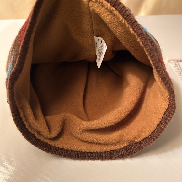 Manitoban Mukluks Hat - Picture 5 of 5